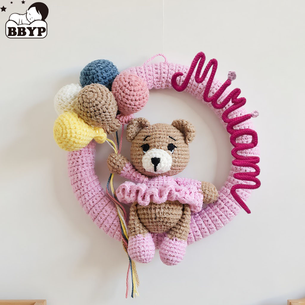 Baby Nursery Artwork - إكليل اسم كروشيه مخصص مع الدب