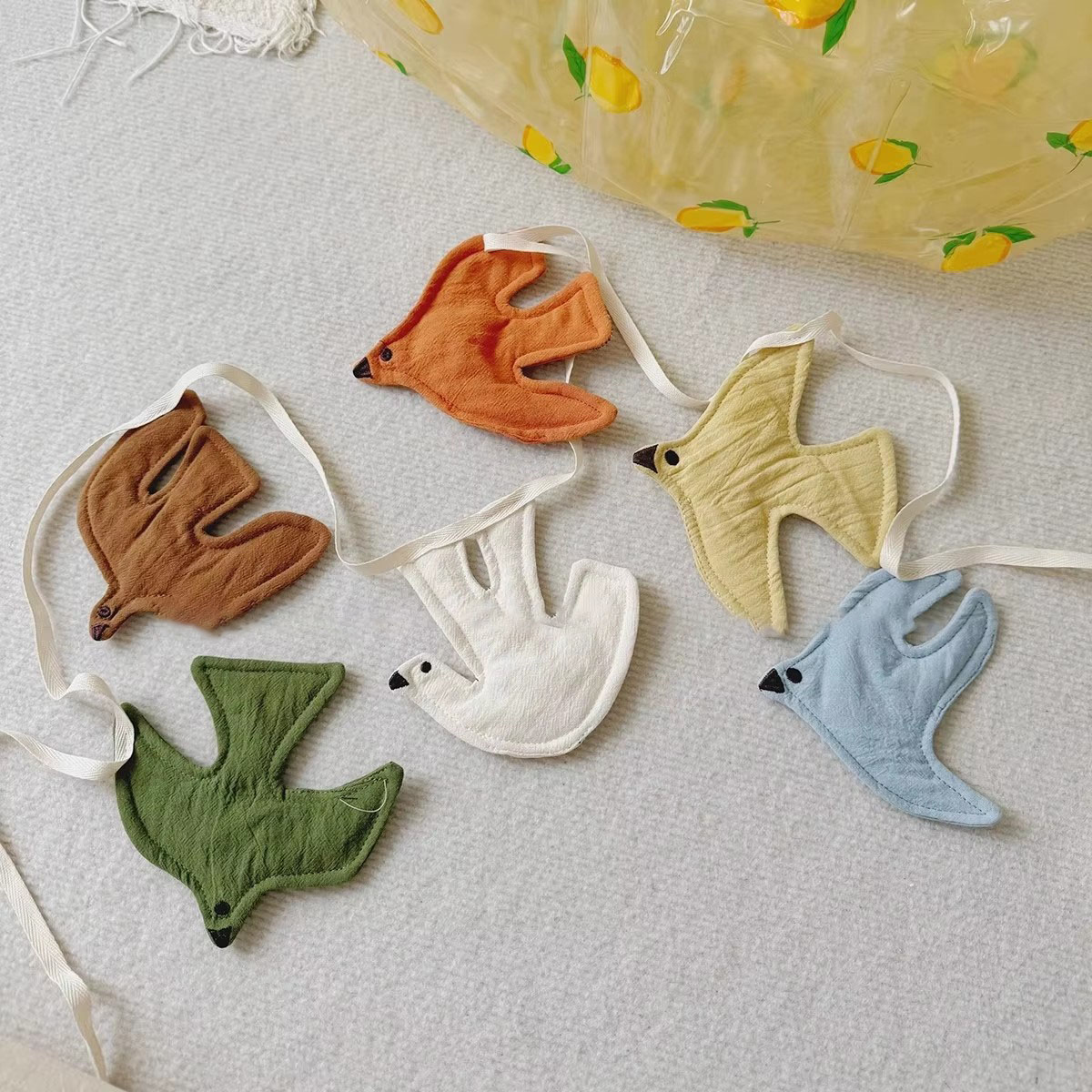 أعلام قماشية على شكل طيور لتزي - مراجعة Baby Nursery Artwork وسعره