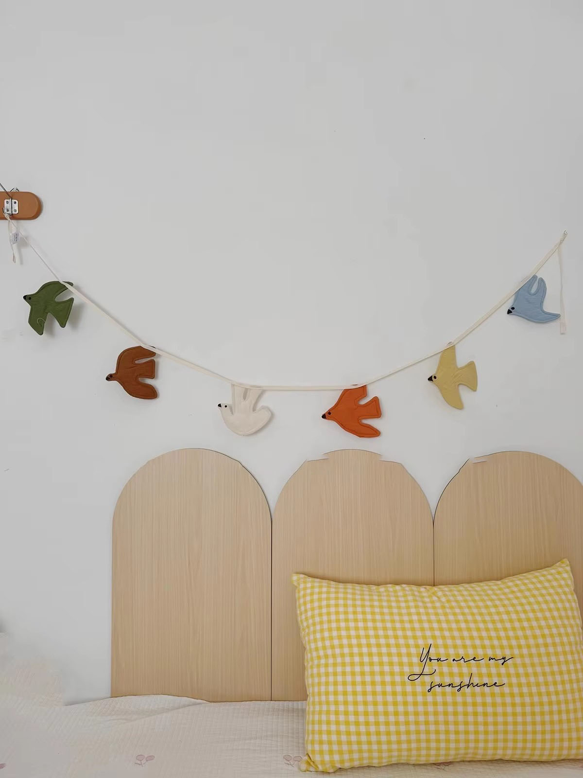أعلام قماشية على شكل طيور لتزي - مراجعة Baby Nursery Artwork وسعره